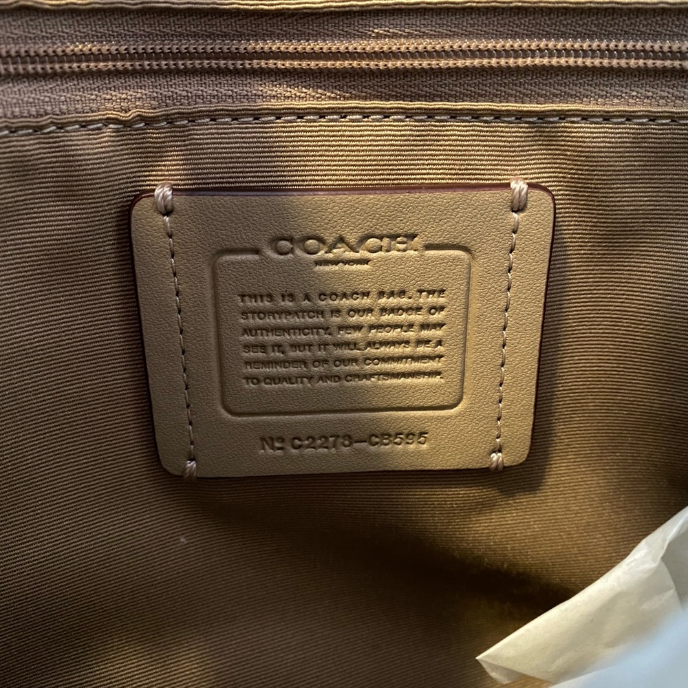 NWT💃Coach Gallery Tote In Signature Canvas With Strawberry Print - Picture 11 of 12
